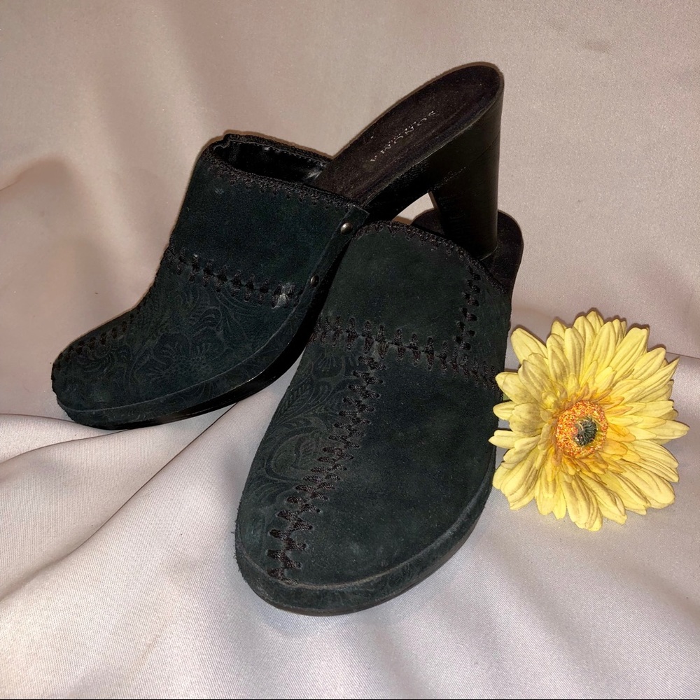 Black closed toe heel